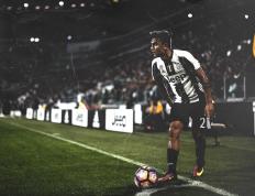 库里连续十场比赛得分超过领先优势明显，美国队不断突破！气势如虹延续