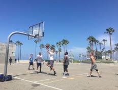 杜兰特重返赛场，夺冠首场状态出色，澳大利亚队观众沸腾